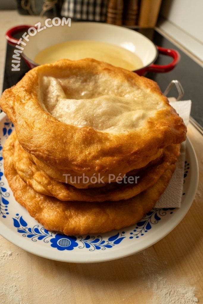 Piaci lángos házilag, tejföllel és reszelt sajttal tálalva