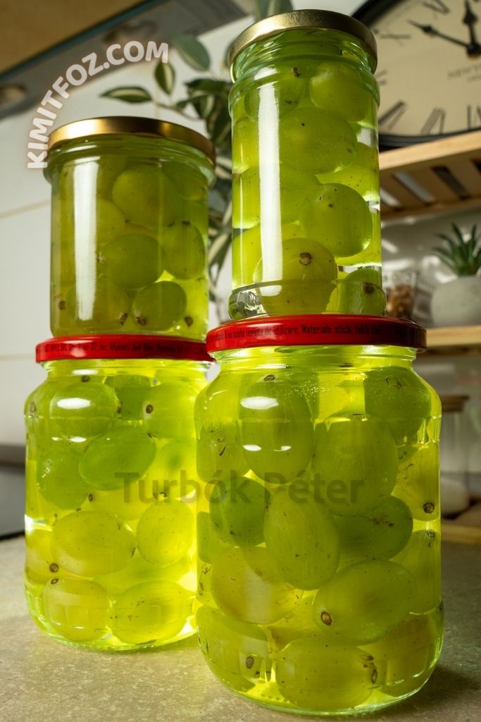 Házi szőlőbefőtt enyhén cukros lében, befőttesüvegekbe töltve