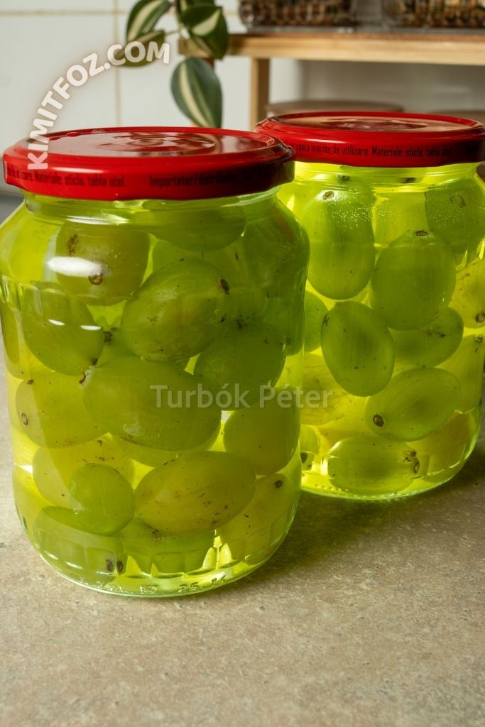 Házi szőlőbefőtt enyhén cukros lében, befőttesüvegekbe töltve