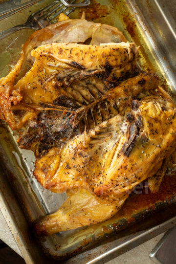 Kakukkfűvel fűszerezett, pirosra sült grillcsirke a tepsiben