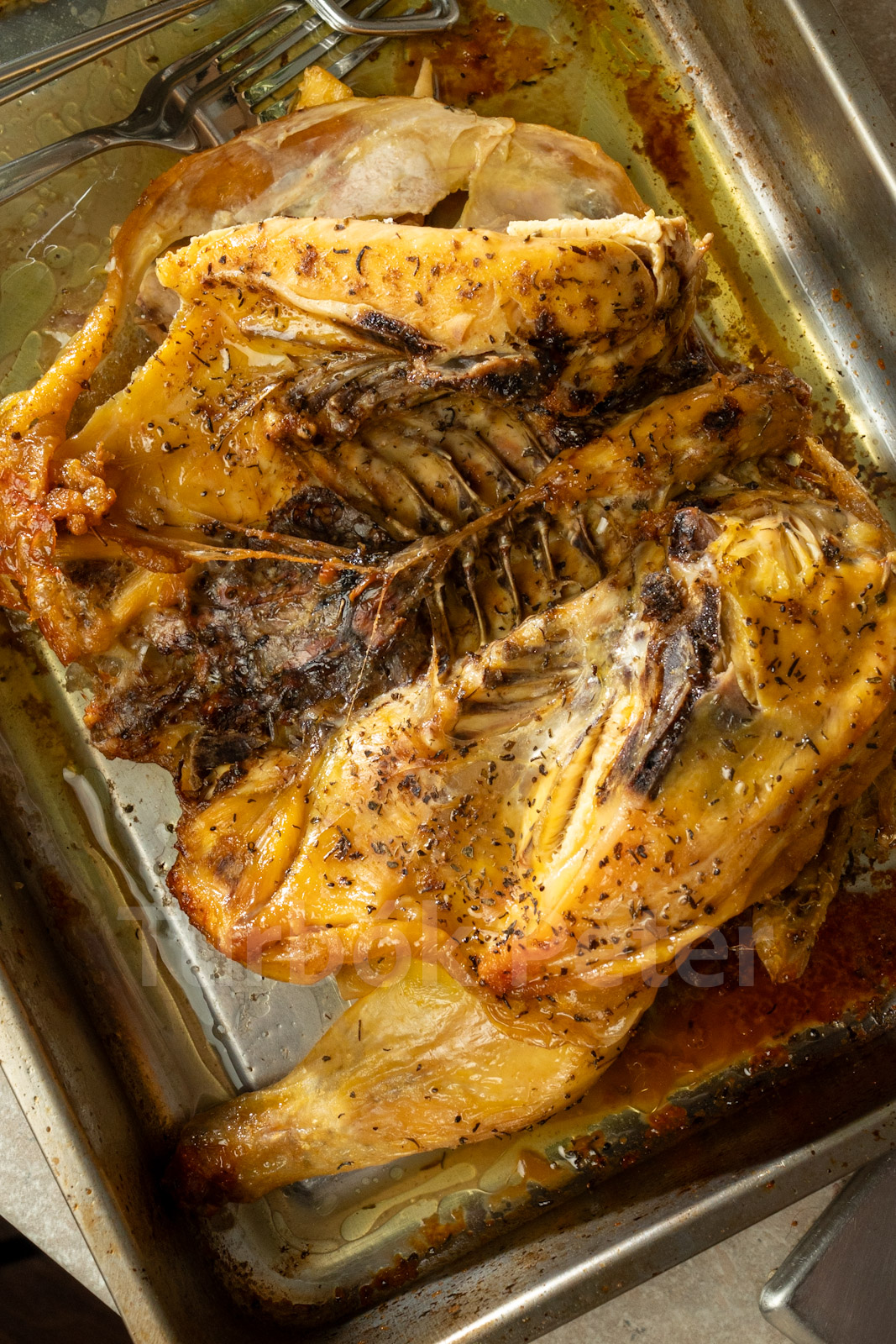 Kakukkfűvel fűszerezett, pirosra sült grillcsirke a tepsiben