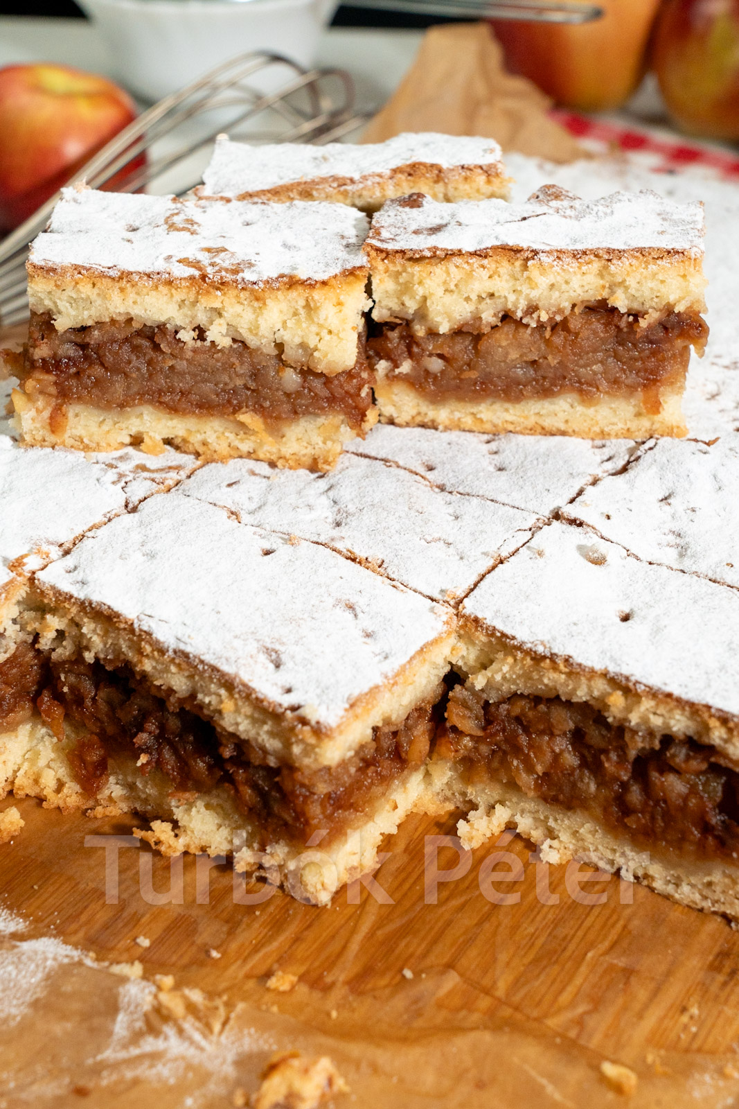 Almás pite omlós tésztával, vastag, fahéjas almatöltelékkel